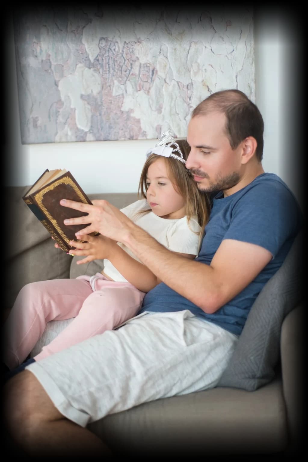 Vater und Tochter lesen gemeinsam ruhig in einem warmen Zimmer